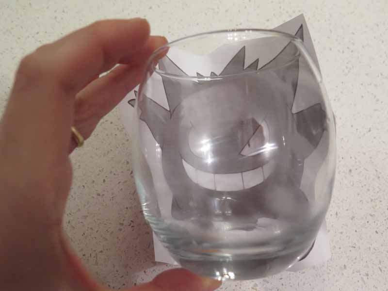 fissa modello Gengar con scotch sul bicchiere