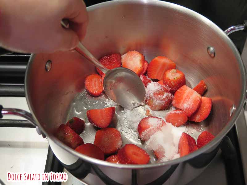 fragole. zucchero, acqua