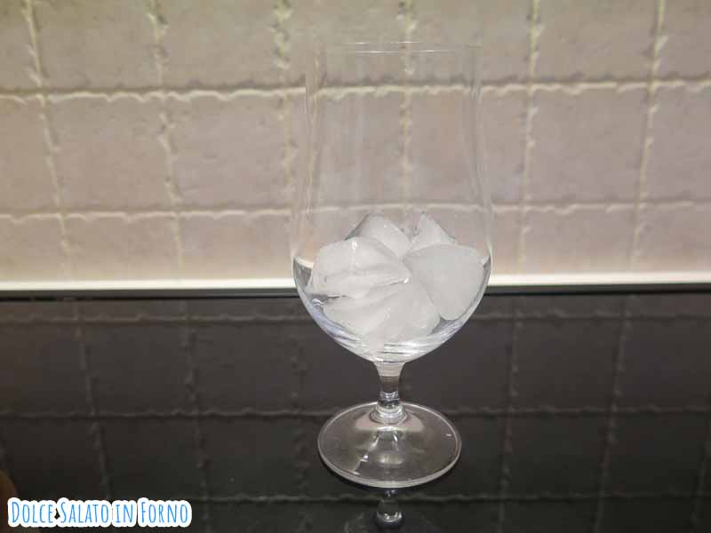 riempi bicchiere ghiaccio