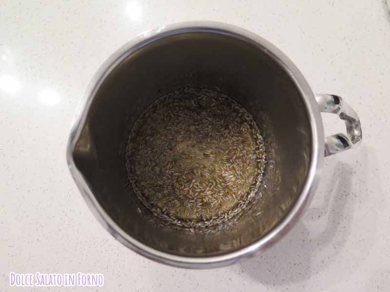 lavanda, miele, zucchero e acqua in infusione