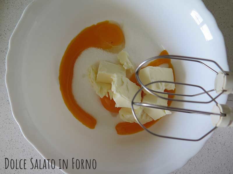 Montare uova burro e zucchero