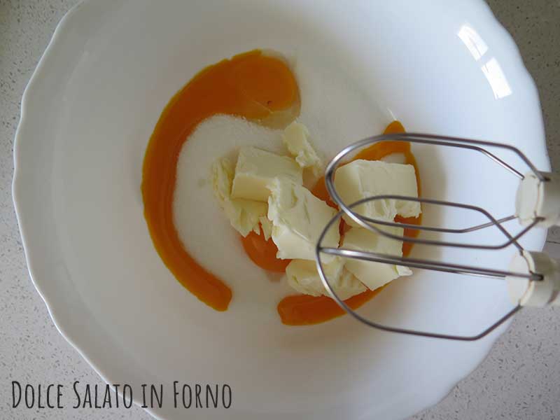 Montare uova burro e zucchero
