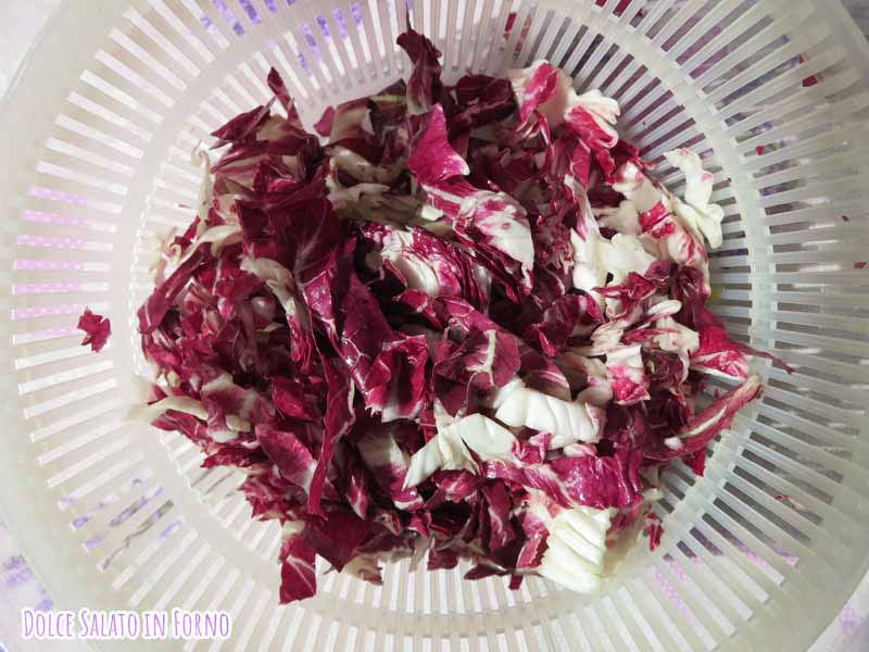 Taglia radicchio rosso a listarelle