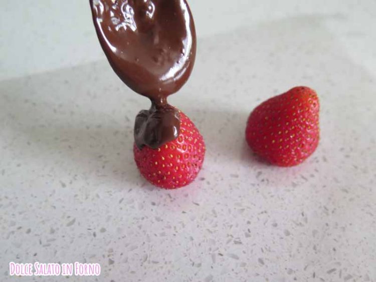Ricopri fragole con il cioccolato