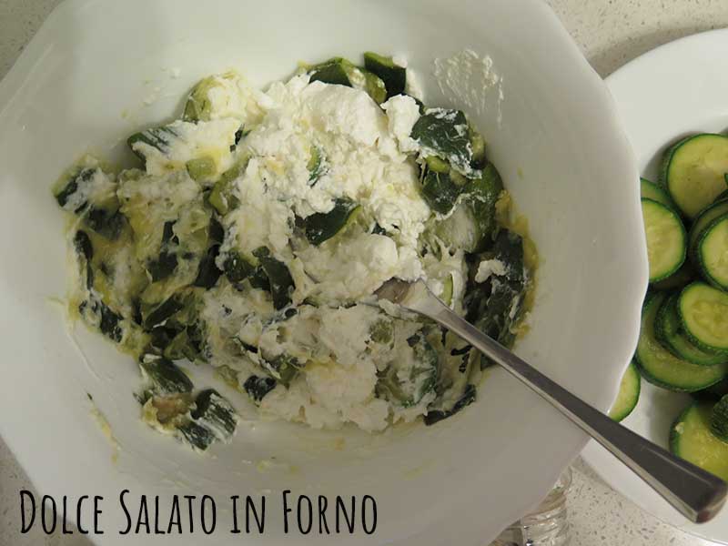 Mescolare ricotta e zucchine