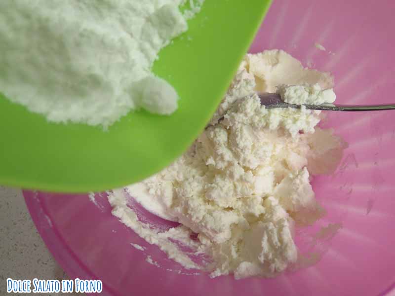 Aggiungere zucchero a velo alla ricotta