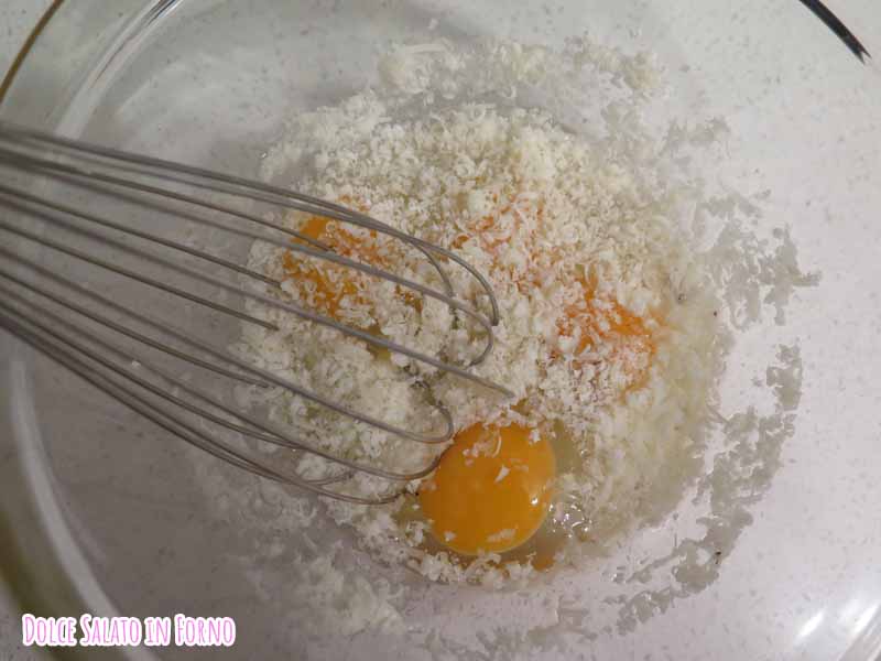 sbatti uova, parmigiano, sale e pepe