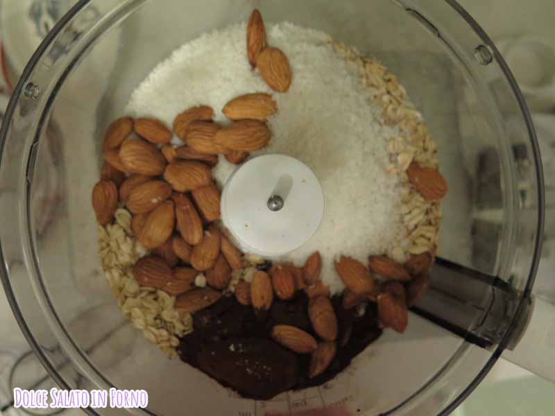 Tritare mandorle, farina cocco, avena, cacao, sale