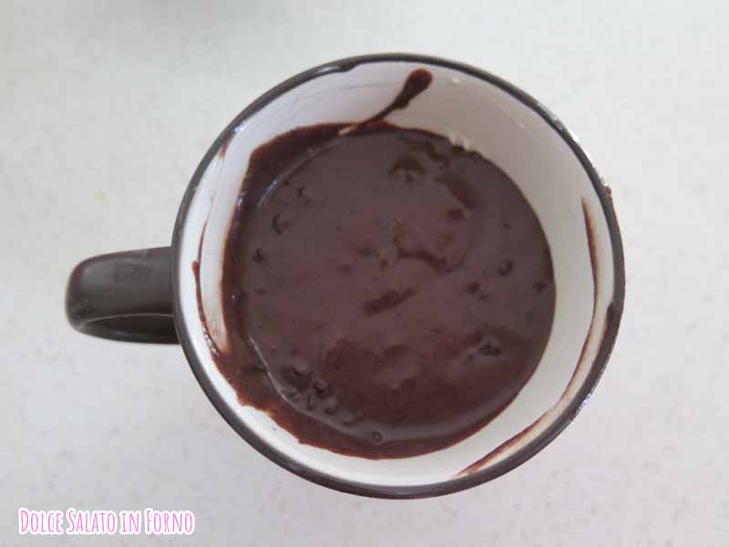 Impasto mug cake al cioccolato e ciliegie