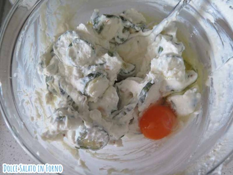 pinoli. zucchine, uova e pecorino