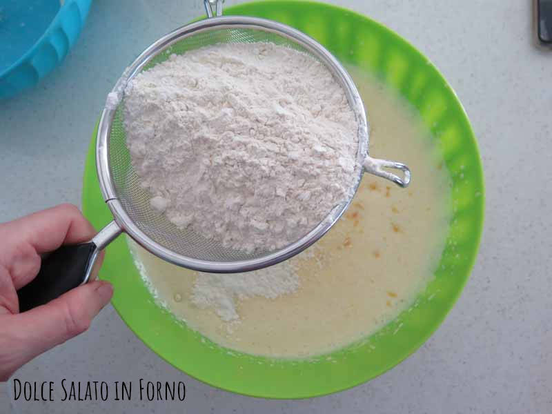 Setacciare farina, lievito, vanillina