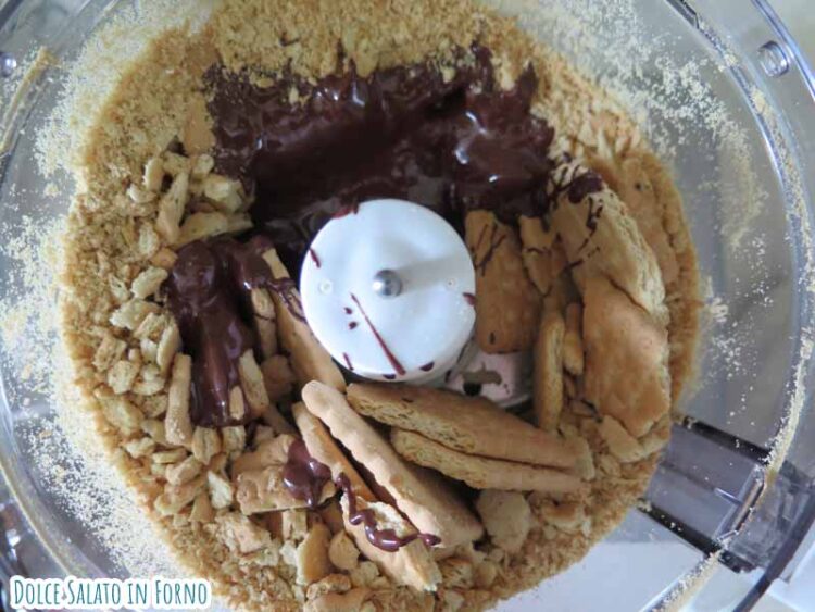 Versa cioccolato fuso nei biscotti secchi