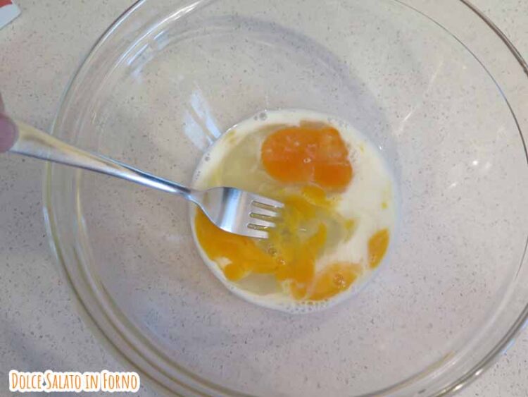 sbatti uova con latte e sale