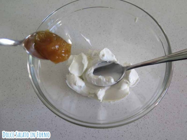 mescola yogurt e miele