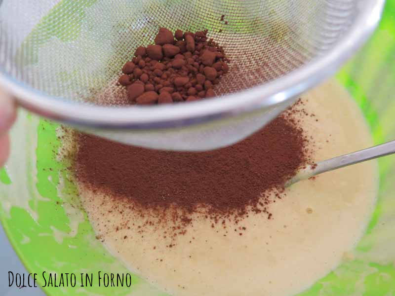 Aggiungere cacao in polvere setacciato