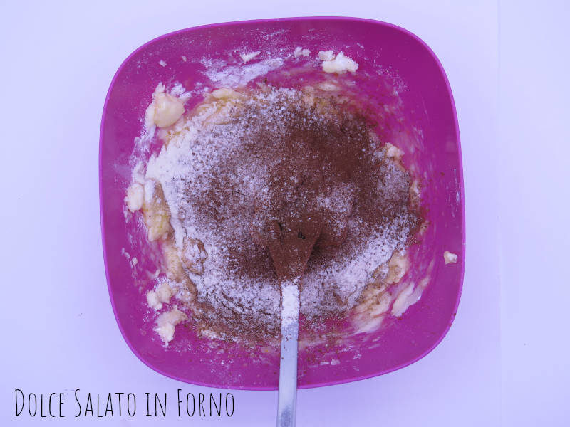 Aggiungi farina e cacao setacciati