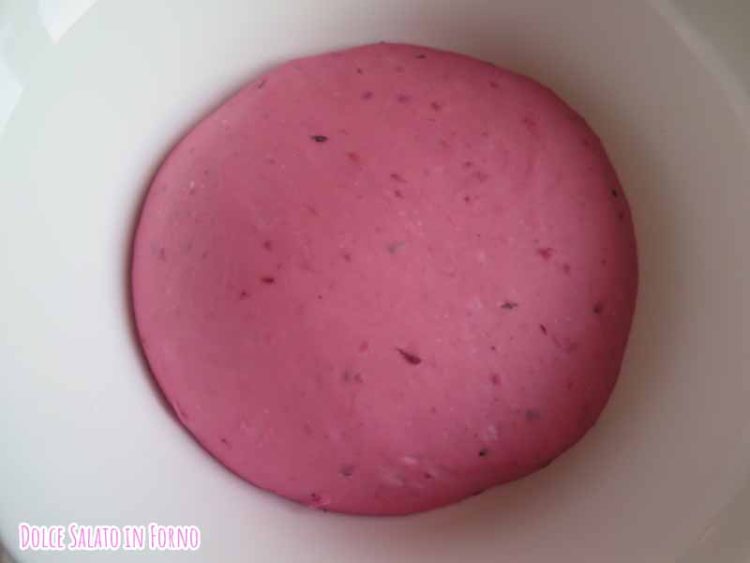 Impasto burger buns rosa alla barbabietola e latte