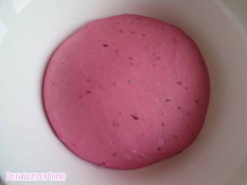 Impasto burger buns rosa alla barbabietola e latte