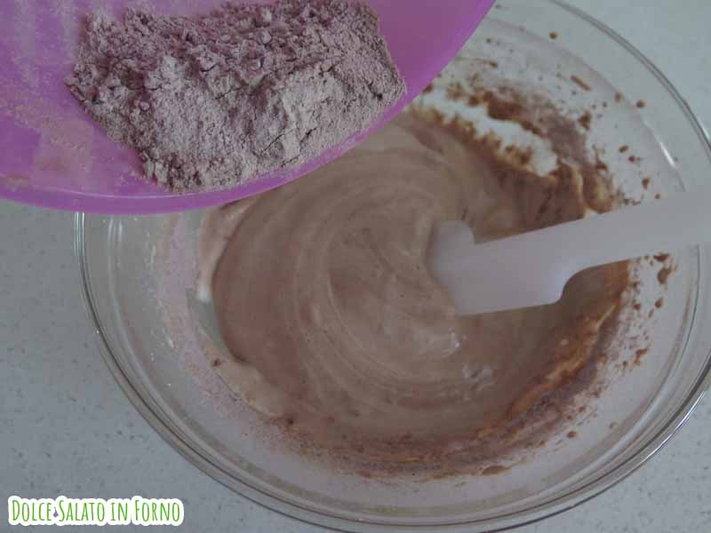 cacao e farina setacciati
