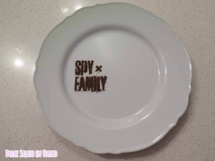 decora il piatto con il logo di Spy x Family