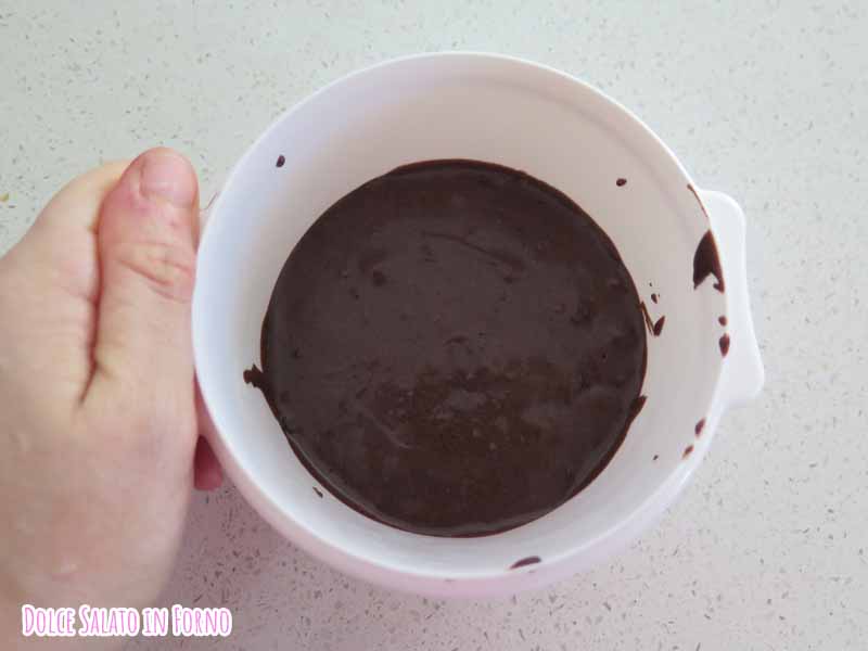 impasto mug cake al cioccolato e ciliegie