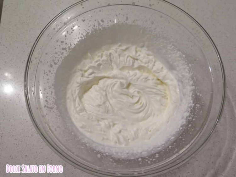 monta panna con zucchero