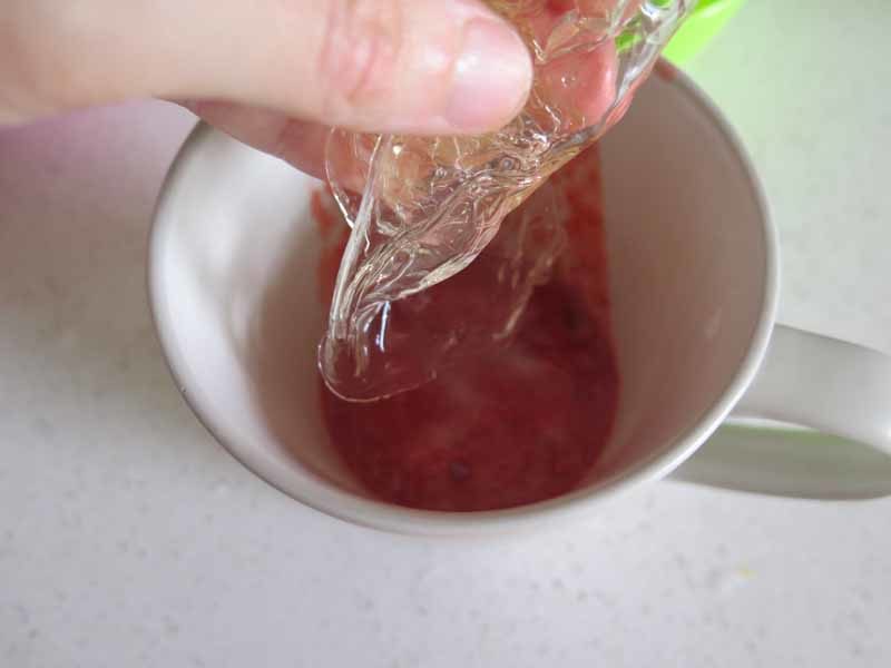 Aggiungere gelatina alla purea di fragole calda