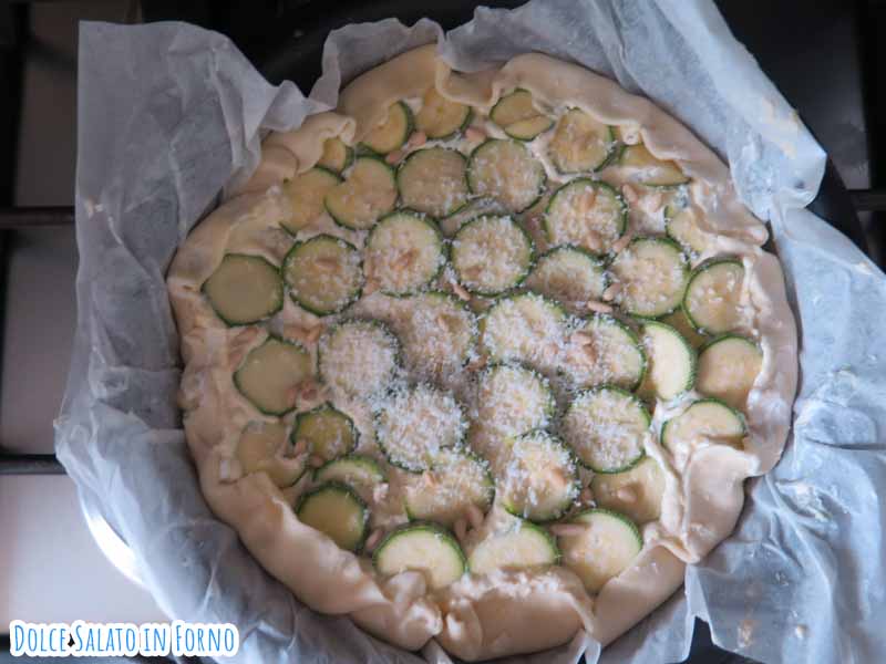 Torta salata alle zucchine, pecorino e pinoli