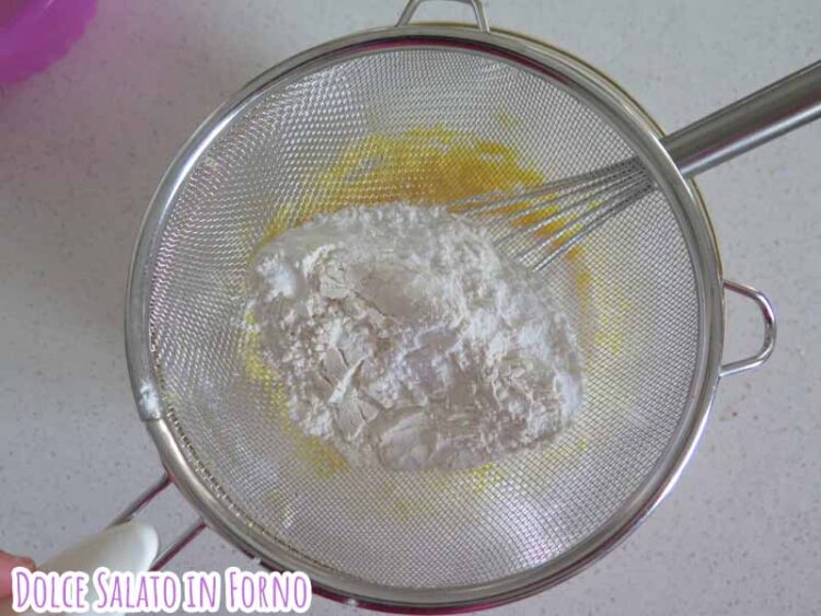 Aggiungi farina e fecola setacciate