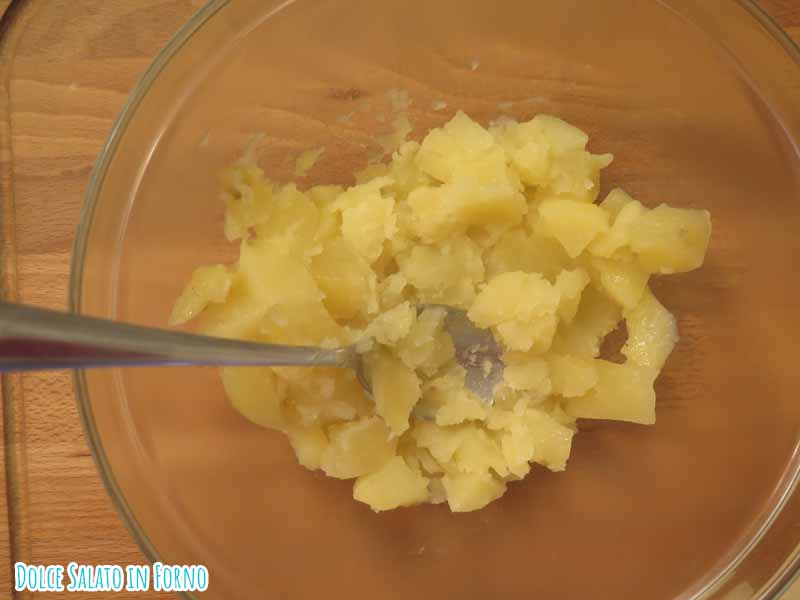 Schiacciare patate lesse
