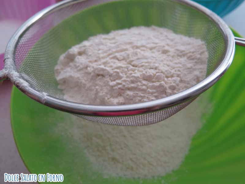 Setacciare farina, lievito e cremor tartaro