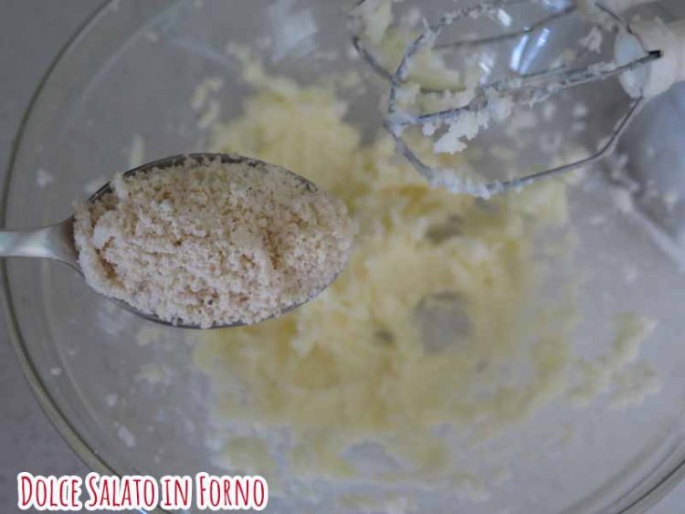 unisci farina di mandorle