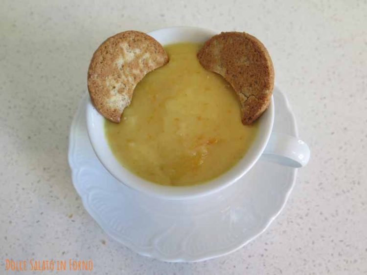 cioccolata bianca all'arancia in tazza