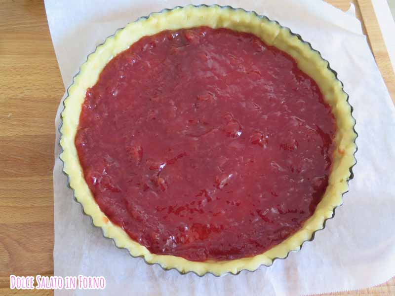 crostata con confettura fragola