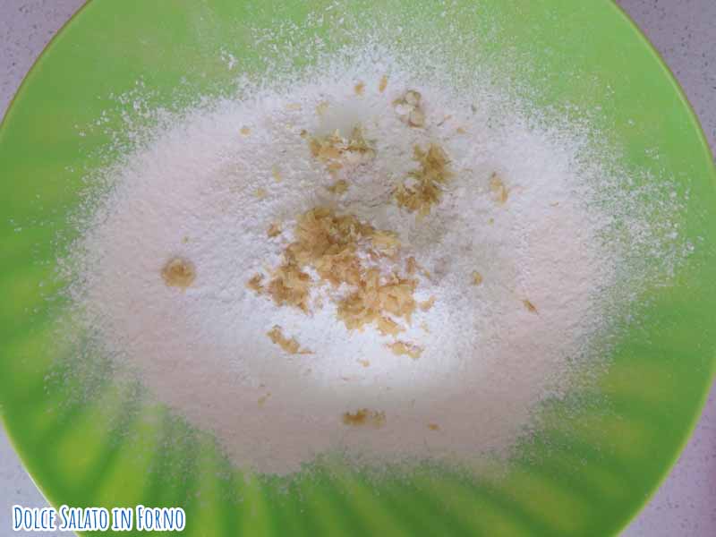 Aggiungere farina di cocco e scorza lime