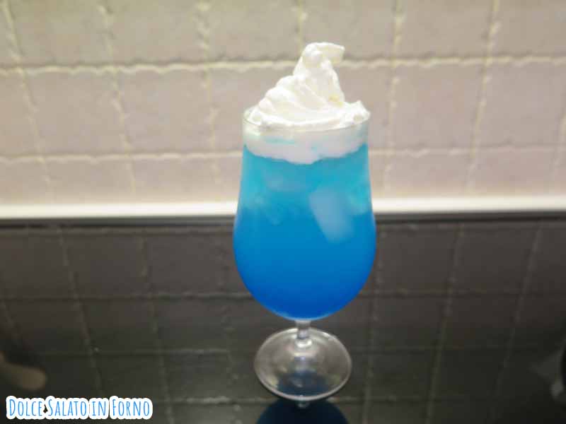 cocktail analcolico blue lagoon con panna