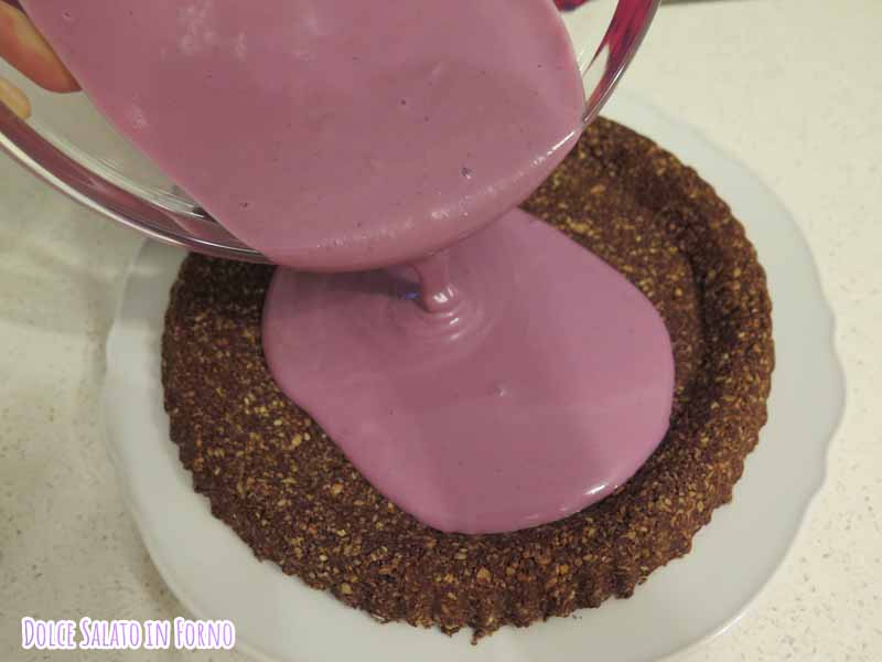 Versare sulla base di granola lo yogurt