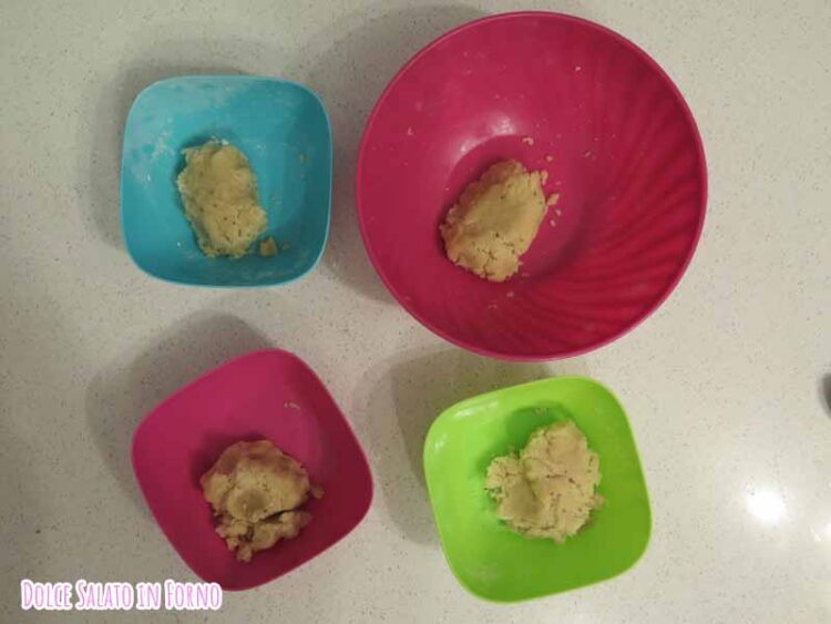 Dividi impasto fava morti in 4