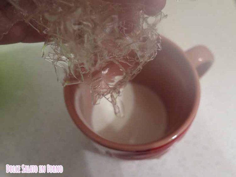 gelatina sciolta nel latte o panna