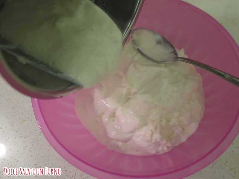 Mescolare yogurt gelatina