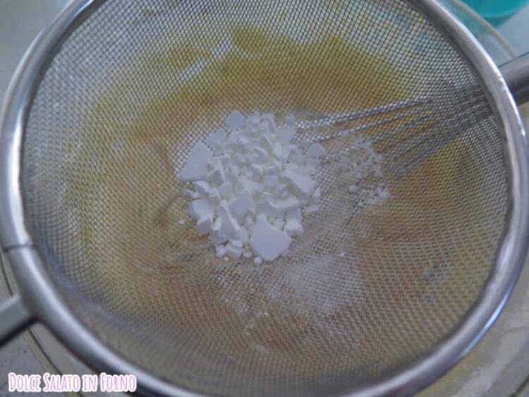 Aggiungi lievito per dolci setacciato