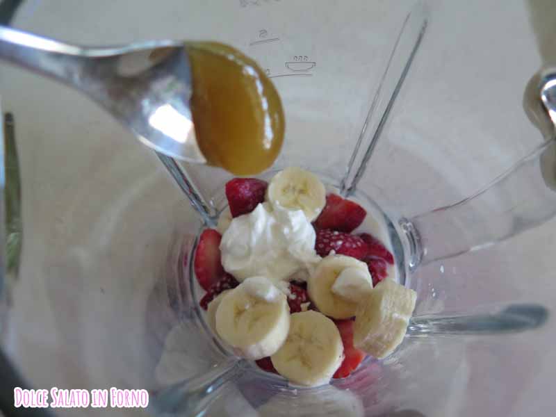 ingredienti smoothie alla fragola