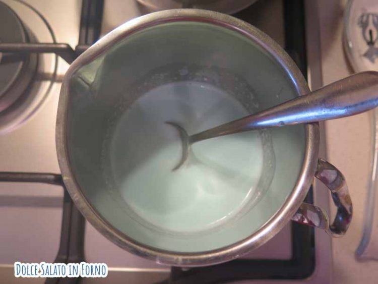 bollire panna, latte e colorante blu