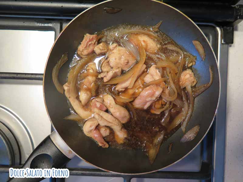 Cuoci pollo con la cipolla e brodo