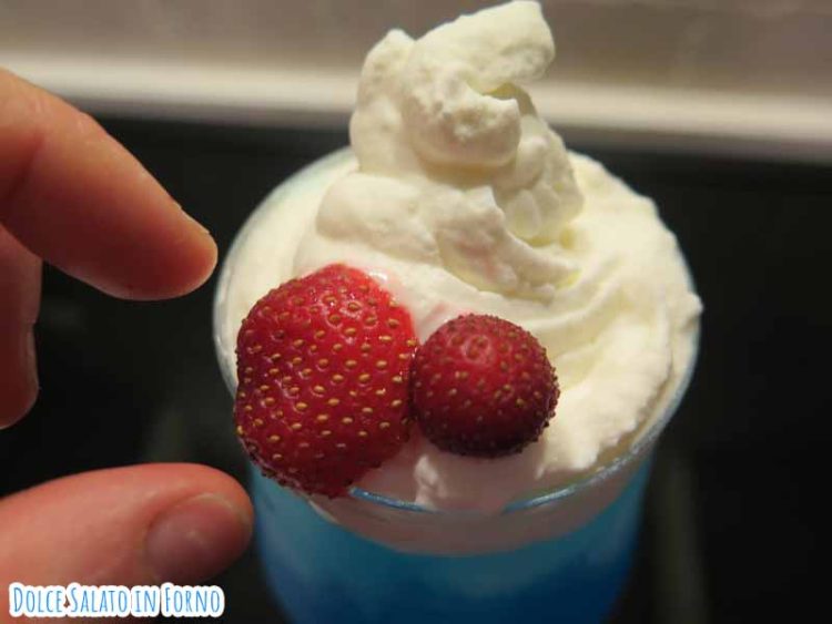 decora cocktail con fragole papillon