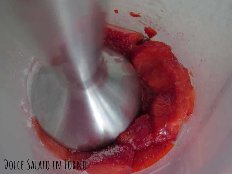Frullare fragole e zucchero