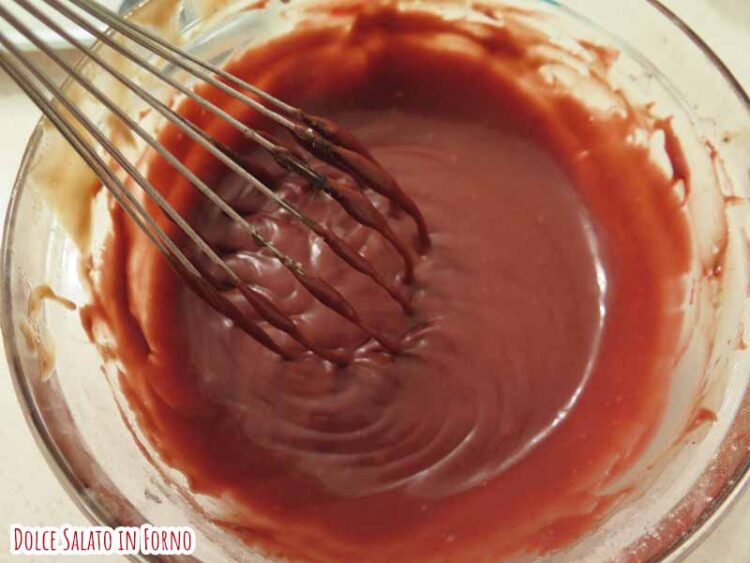 Impasto tortini red velvet al cioccolato dal cuore fondente