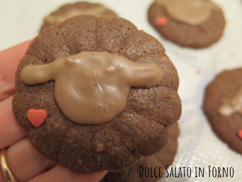 Biscotti con sparabiscotti al cacao e caffè a forma di pecorella