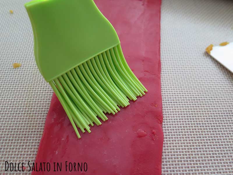 Spennellare impasto colorato con acqua e albume