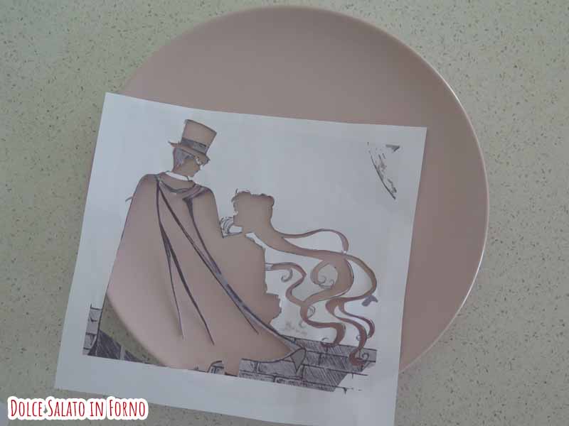 Stencil fatto in casa per decorazione con cacao di Sailor Moon e Tuxedo Mask